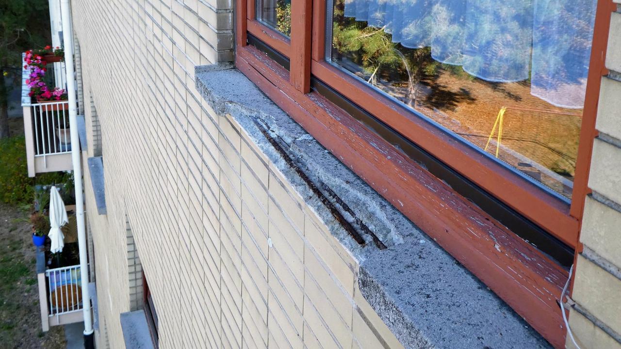 In der Wohnsiedlung der BImA in Berlin Steglitz-Zehlendorf bröckeln die Fensterbänke und die Armierungseisen liegen frei In der Wohnsiedlung der BImA in Berlin Steglitz-Zehlendorf bröckeln die Fensterbänke und die Armierungseisen liegen frei