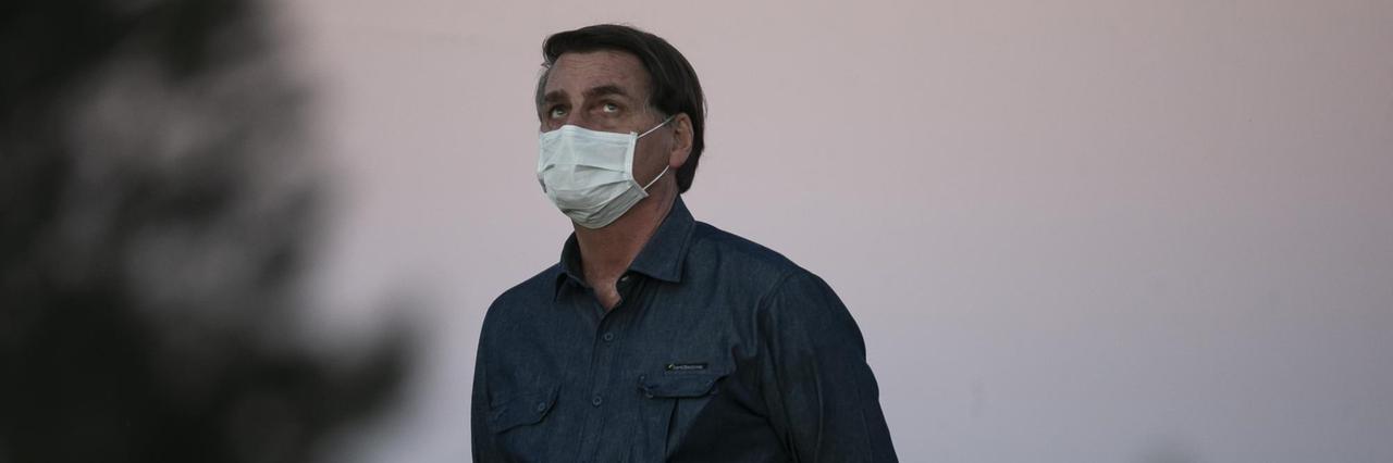 Der brasilianische Präsident schaut, mit Atemschutzmaske, während Sonnenuntergangsstimmung vor seiner offiziellen Wohnstätte, dem Avorada Palast in Brasilia, nach oben. Der brasilianische Präsident schaut, mit Atemschutzmaske, während Sonnenuntergangsstimmung vor seiner offiziellen Wohnstätte, dem Avorada Palast in Brasilia, nach oben.