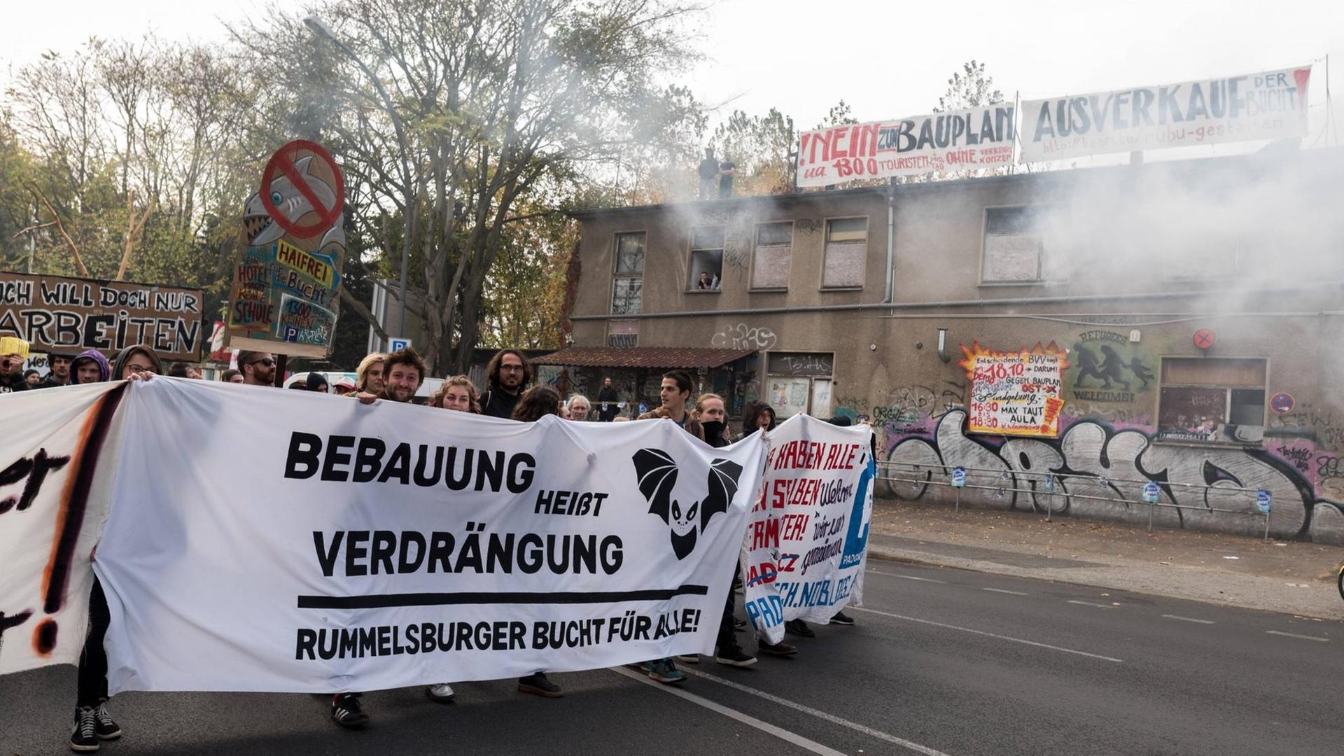 Vor dem Berliner Techno Club About Blank findet eine Demonstration statt Vor dem Berliner Techno Club About Blank findet eine Demonstration statt