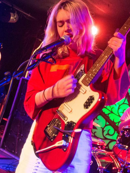 Die US-Band Snail Mail bei einem Auftritt im Januar 2018 - im Vordergrund Frontfrau Lindsey Jordan