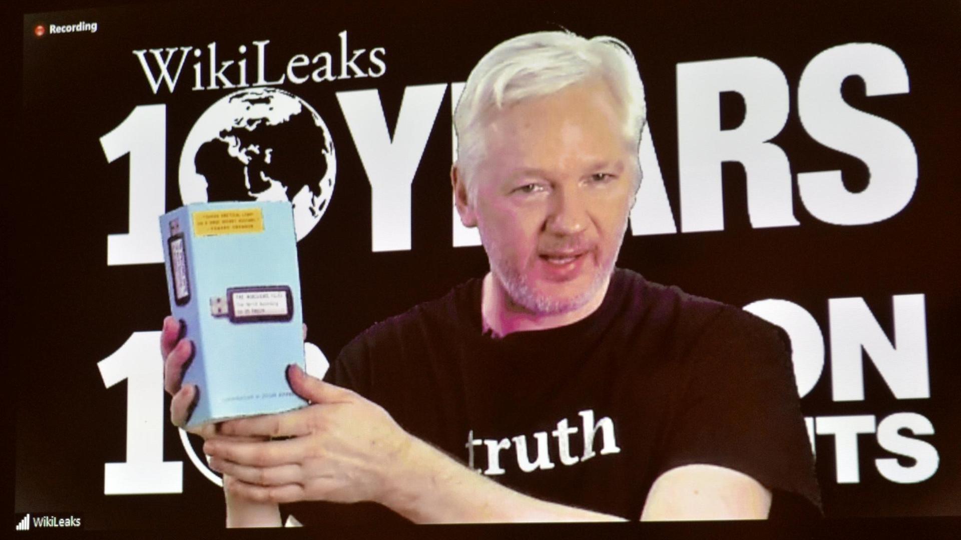 Wikileaks-Gründer Julian Assange spricht am 04.10.2016 per Video-Liveschaltung bei einer Pressekonferenz zum 10. Geburtstag von Wikileaks in Berlin. Wikileaks-Gründer Julian Assange spricht per Video-Liveschaltung bei einer Pressekonferenz zum 10. Geburtstag von Wikileaks in Berlin. Wikileaks-Gründer Julian Assange spricht am 04.10.2016 per Video-Liveschaltung bei einer Pressekonferenz zum 10. Geburtstag von Wikileaks in Berlin. Wikileaks-Gründer Julian Assange spricht per Video-Liveschaltung bei einer Pressekonferenz zum 10. Geburtstag von Wikileaks in Berlin.