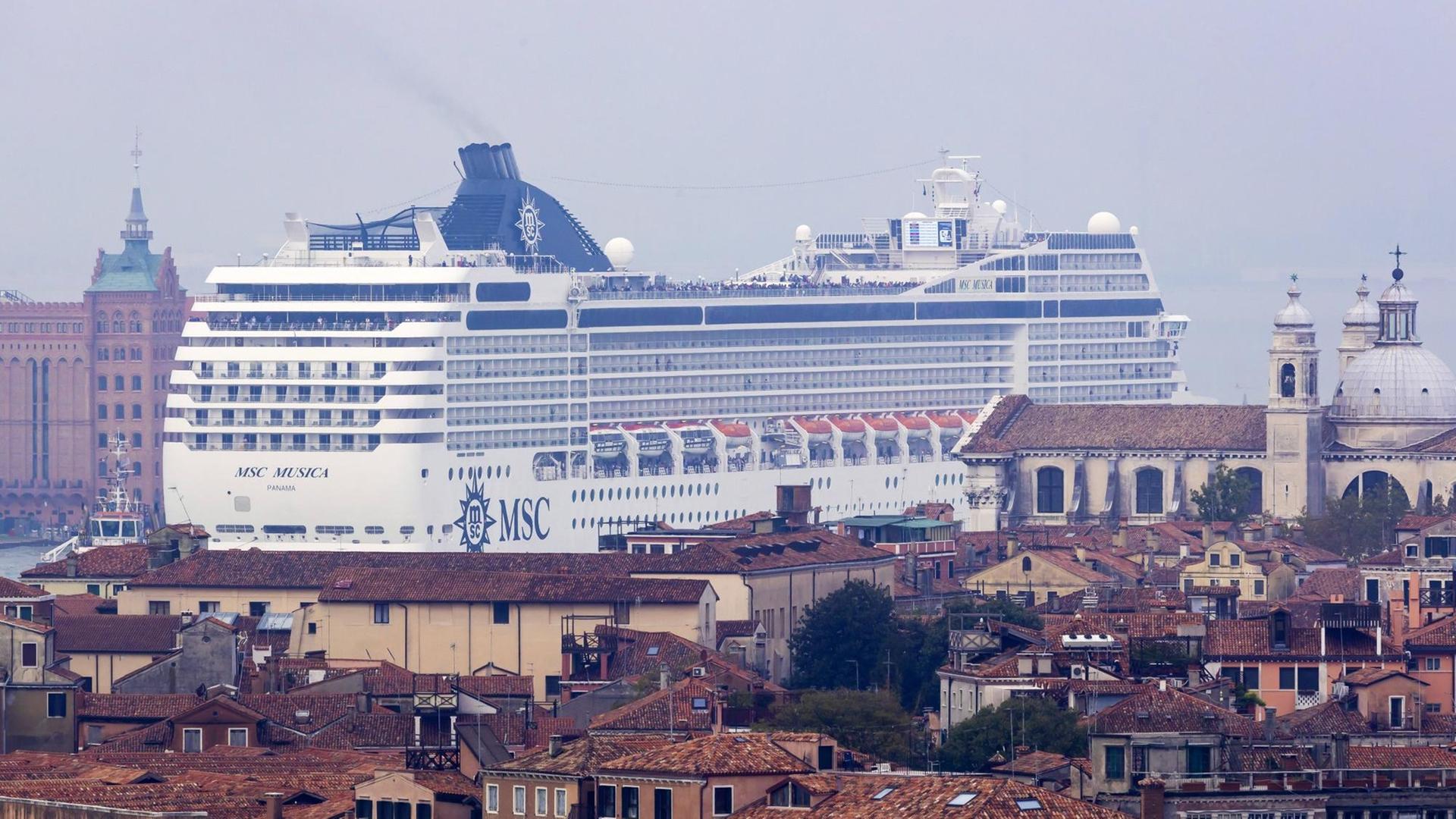 Ein Kreuz-Fahrt-Schiff fährt in den Hafen von Venedig Ein Kreuz-Fahrt-Schiff fährt in den Hafen von Venedig