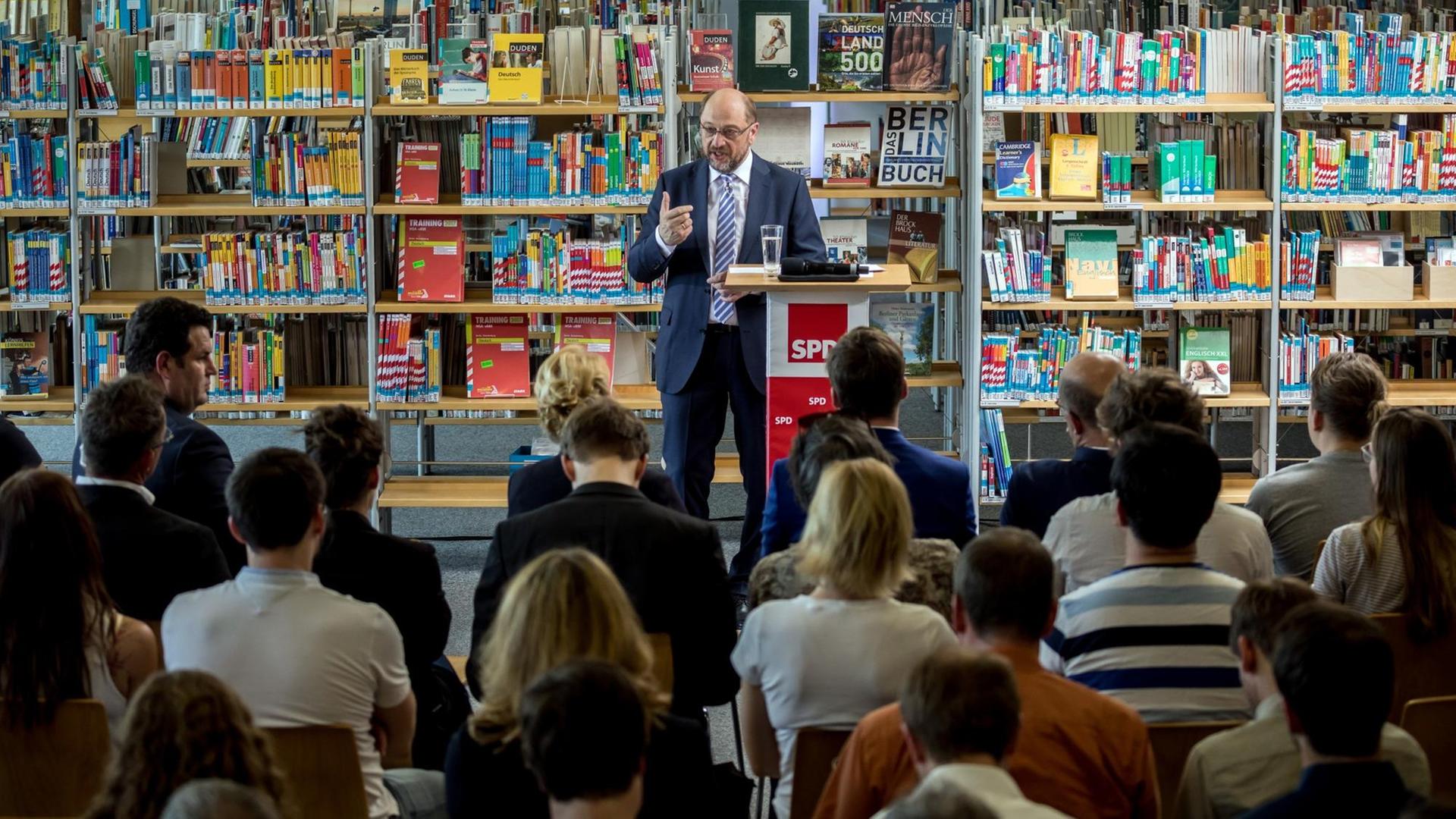 SPD-Kanzlerkandidat Martin Schulz spricht am 18.05.2017 in Berlin mit Gästen der Helene-Nathan-Bibliothek in Berlin-Neukölln über Bildungspolitik. SPD-Kanzlerkandidat Martin Schulz spricht am 18.05.2017 in Berlin mit Gästen der Helene-Nathan-Bibliothek in Berlin-Neukölln über Bildungspolitik.