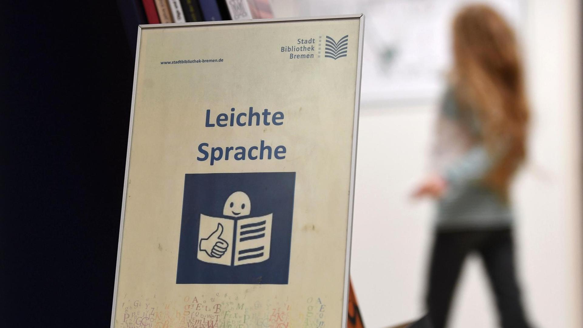 Ein Schild mit der Aufschrift "Leichte Sprache". Ein Schild mit der Aufschrift "Leichte Sprache".