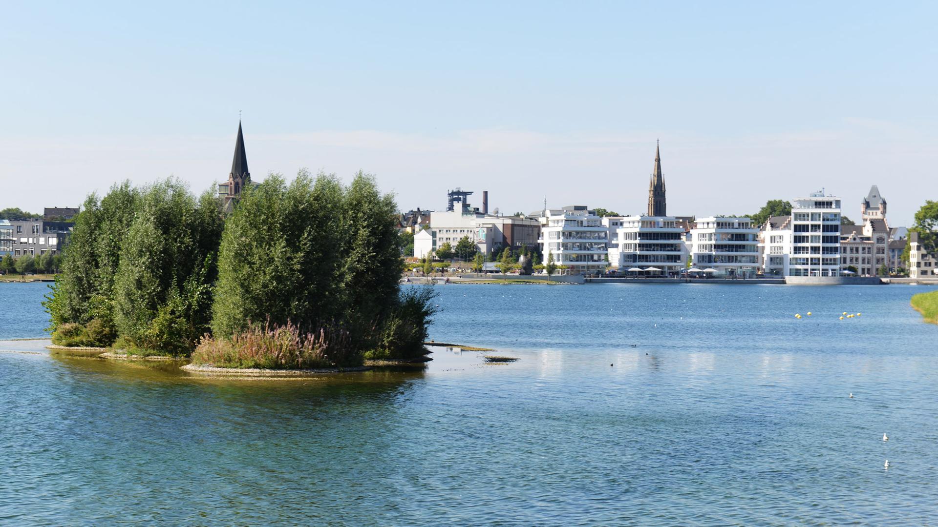 Der Phoenix-See in Dortmund, entstanden auf dem Gelände des ehemaligen Stahlwerk Hoesch in Dortmund-Hoerde. Der Phoenix-See in Dortmund, entstanden auf dem Gelände des ehemaligen Stahlwerk Hoesch in Dortmund-Hoerde.