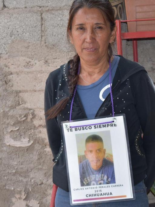 Yesenia Carrera mit Foto ihres verschwundenen Sohnes. Seit fast drei Jahren lebt die 48-Jährige in quälender Ungewissheit.