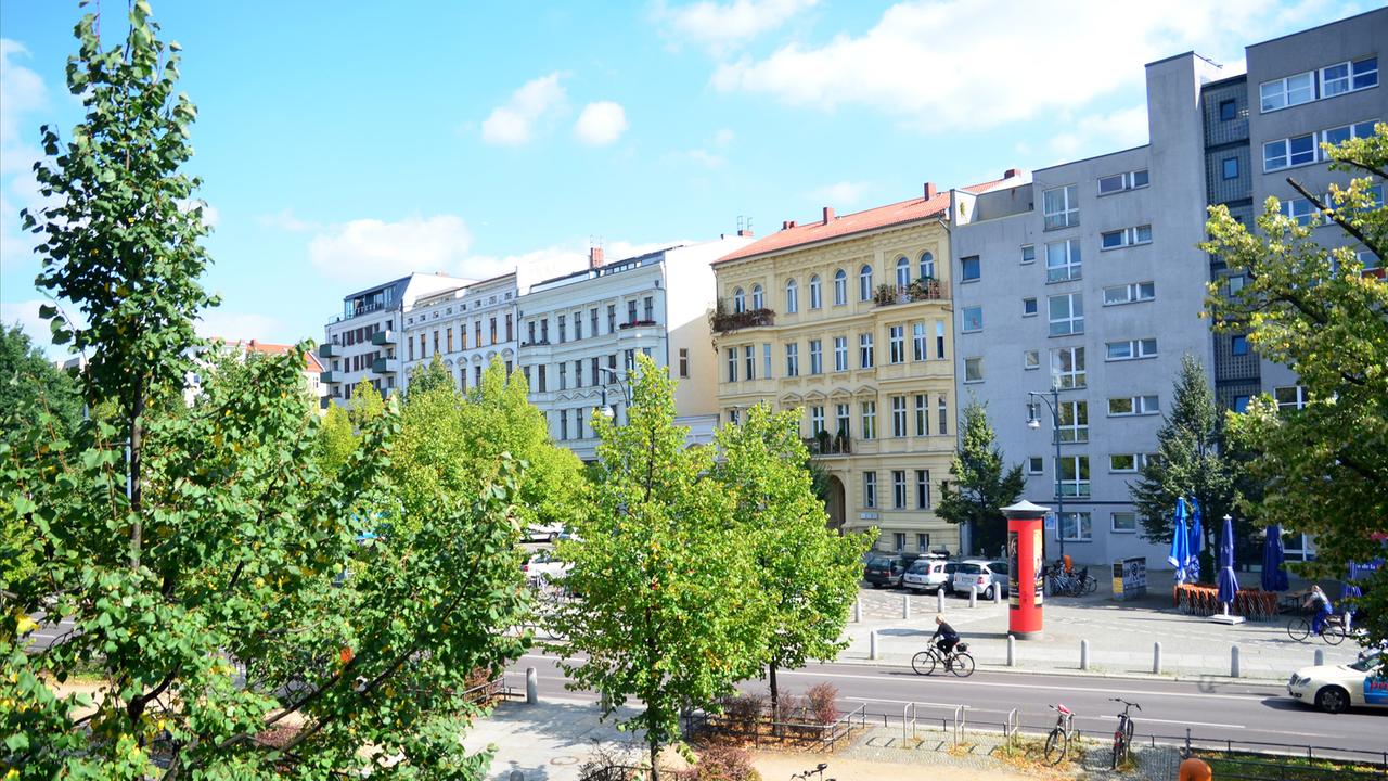 Blick auf die Schönhauser Allee in Berlin-Prenzlauer Berg Blick auf die Schönhauser Allee in Berlin-Prenzlauer Berg