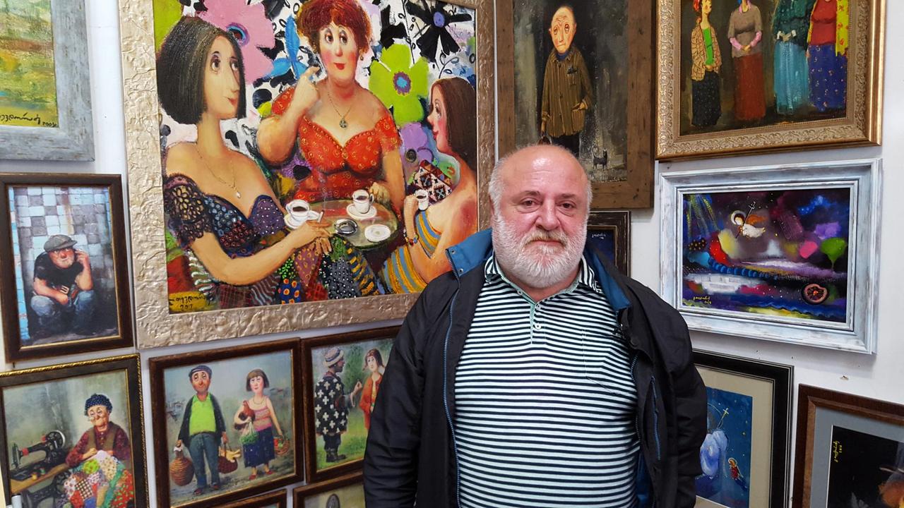 Der georgische Künstler Lado Tewdoradze vor Bildern in seiner Galerie in Tiflis. Der georgische Künstler Lado Tewdoradze vor Bildern in seiner Galerie in Tiflis.