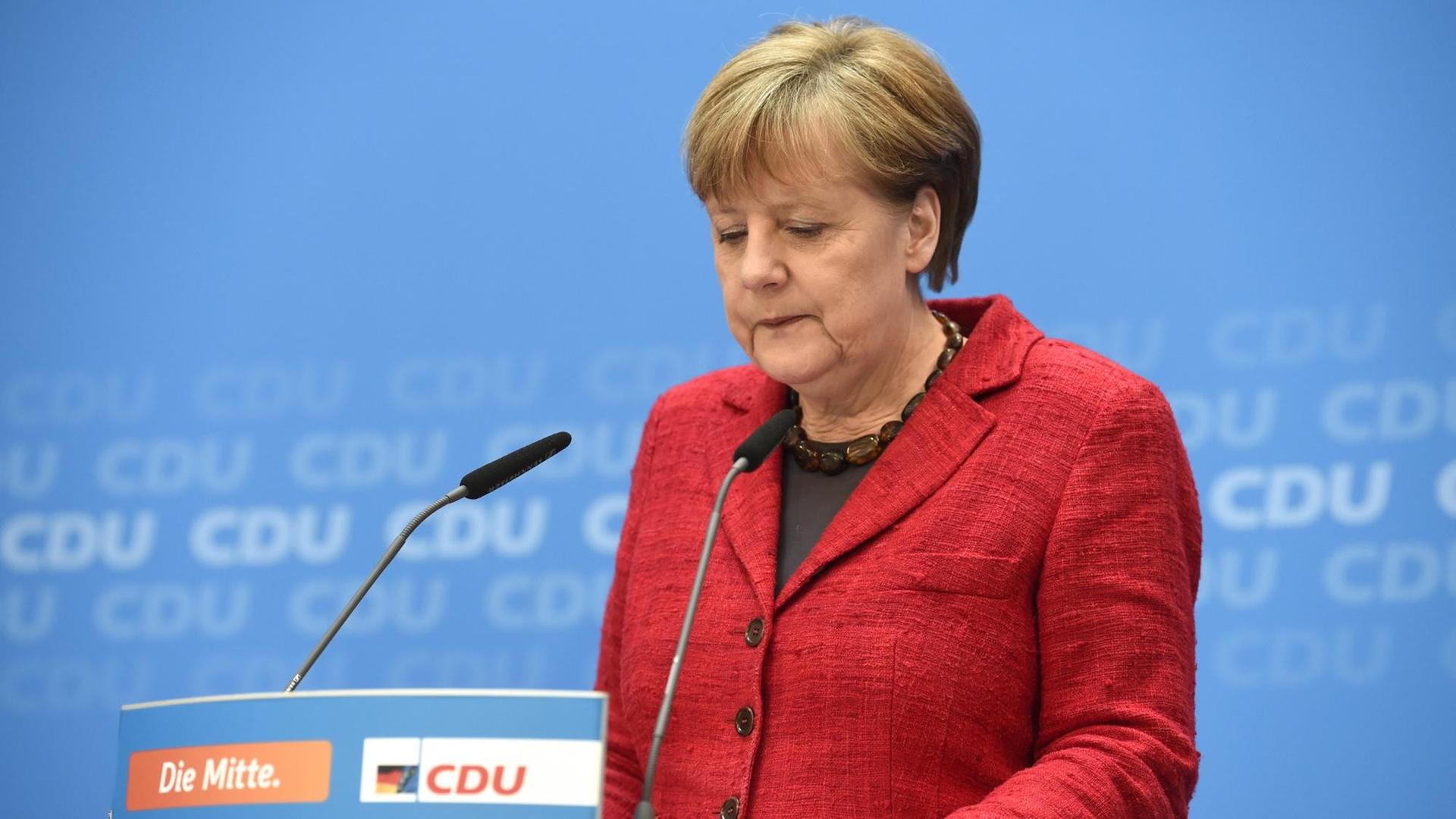 Bundeskanzlerin Angela Merkel (CDU) spricht auf einer Pressekonferenz nach den Landtagswahlen in Baden-Württemberg, Rheinland-Pfalz und Sachsen-Anhalt. Bundeskanzlerin Angela Merkel (CDU) spricht auf einer Pressekonferenz nach den Landtagswahlen in Baden-Württemberg, Rheinland-Pfalz und Sachsen-Anhalt.