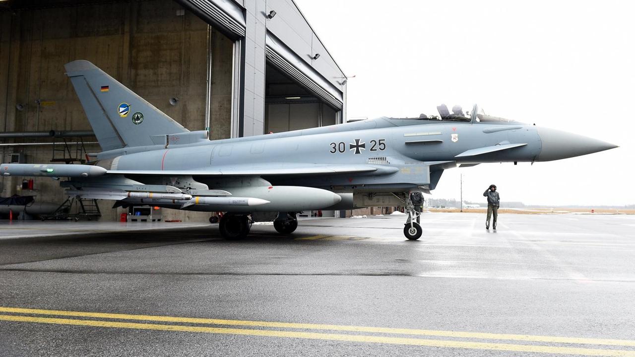 Nach einem Probealarm startet ein Eurofighter am 02.03.2017 auf dem Flughafen in Ämari (Estland). Angesichts der Sorgen der osteuropäischen Nato-Staaten vor Russland will die Verteidigungsministerin ihren Amtskollegen in Estland, Lettland und Litauen Beistand zusichern. Nach einem Probealarm startet ein Eurofighter am 02.03.2017 auf dem Flughafen in Ämari (Estland). Angesichts der Sorgen der osteuropäischen Nato-Staaten vor Russland will die Verteidigungsministerin ihren Amtskollegen in Estland, Lettland und Litauen Beistand zusichern.