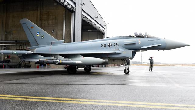 Nach einem Probealarm startet ein Eurofighter am 02.03.2017 auf dem Flughafen in Ämari (Estland). Angesichts der Sorgen der osteuropäischen Nato-Staaten vor Russland will die Verteidigungsministerin ihren Amtskollegen in Estland, Lettland und Litauen Beistand zusichern.