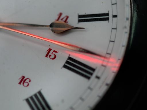 Ein roter Laserpointer markiert am 23.10.2014 in Ravensburg (Baden-Württemberg) auf einer alten Taschenuhr einen der Uhrzeiger, der für die Winterzeit neu gestellt werden muss. Am 26.10.2014 werden die Uhren um eine Stunde auf Winterzeit zurückgedreht.