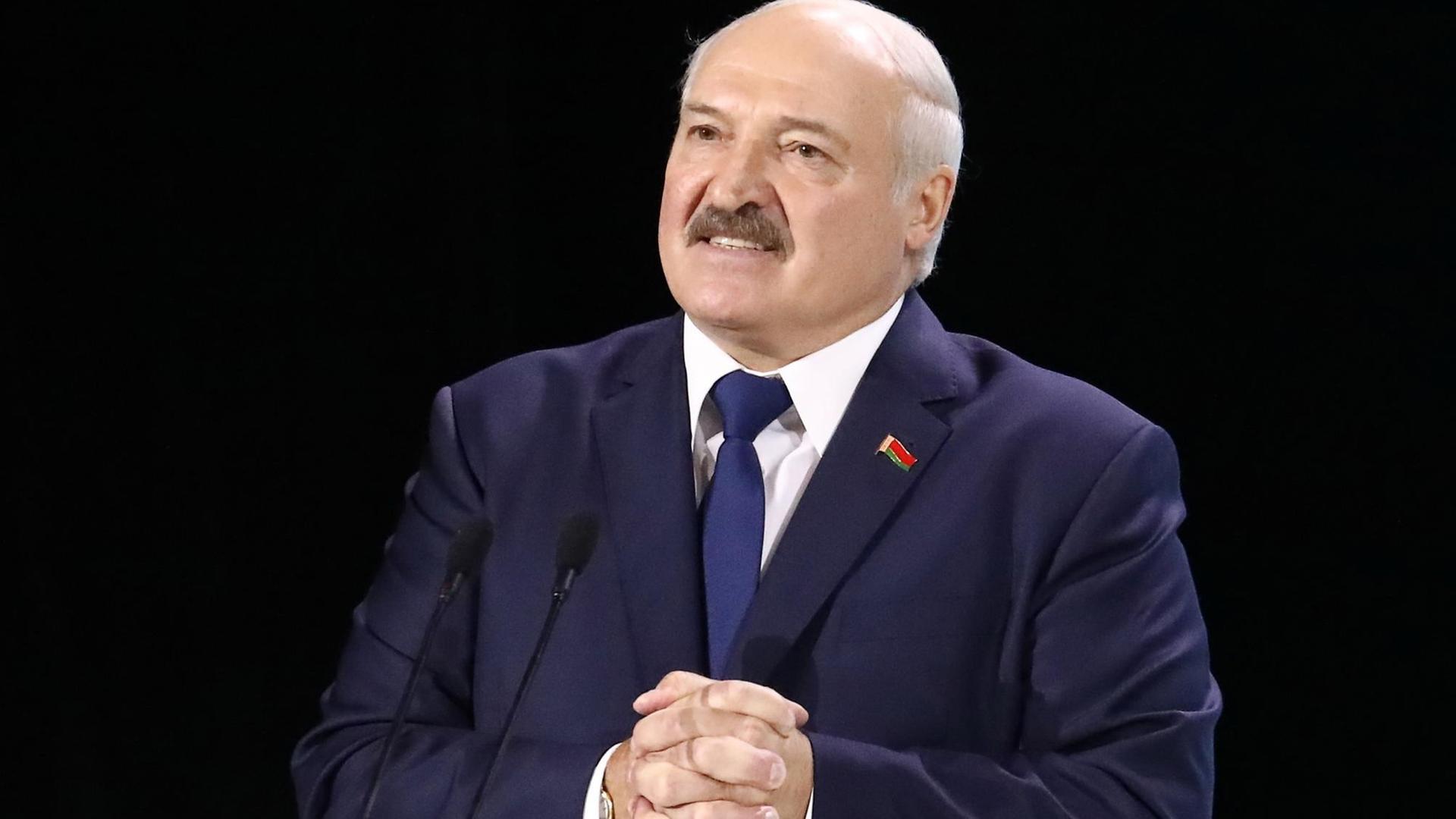 Der Präsident von Belarus, Alexander Lukaschenko, hält eine Rede auf dem 2. Minsker Dialogforum der Regionen im Oktober 2019 Der Präsident von Belarus, Alexander Lukaschenko, hält eine Rede auf dem 2. Minsker Dialogforum der Regionen im Oktober 2019
