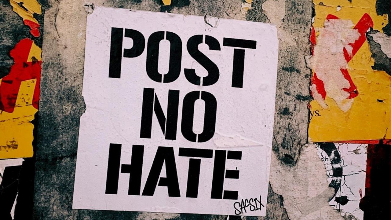 Ein Plakat auf einer Wand mit der Aufschrift "Post no hate" Ein Plakat auf einer Wand mit der Aufschrift "Post no hate"