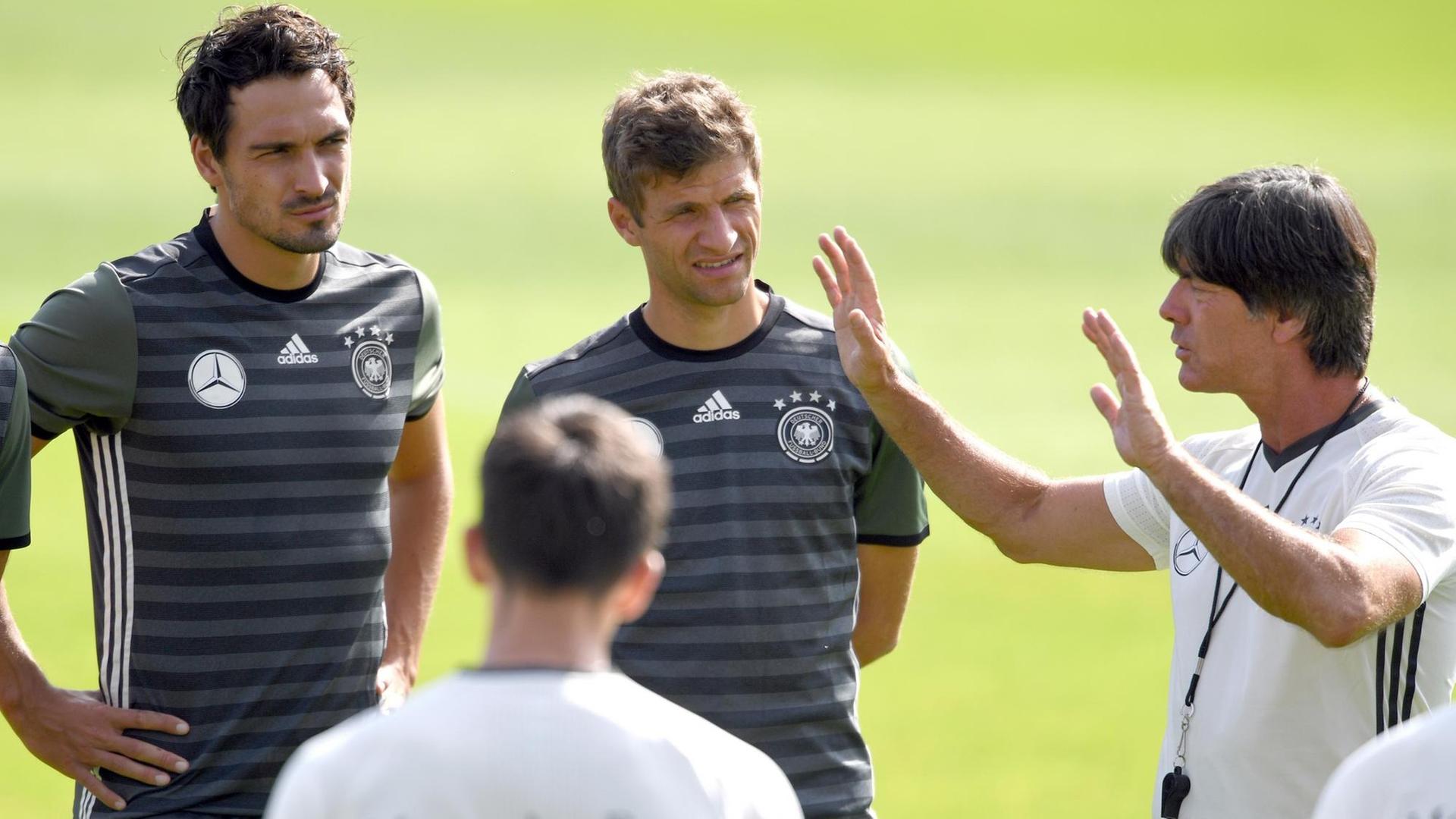 Thomas Müller, Mats Hummels und Jogi Löw. Das Foto ist aus dem Jahr 2016. Thomas Müller, Mats Hummels und Jogi Löw. Das Foto ist aus dem Jahr 2016.