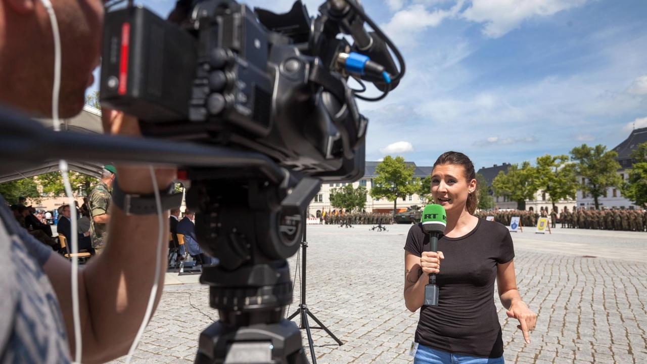 Eine Reporterin des Russischen Senders RT DE berichtet Eine Reporterin des Russischen Senders RT DE berichtet