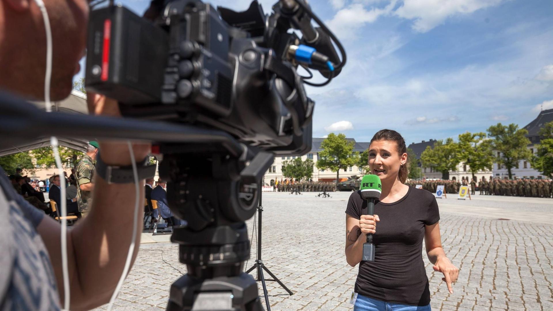 Eine Reporterin des Russischen Senders RT DE berichtet Eine Reporterin des Russischen Senders RT DE berichtet