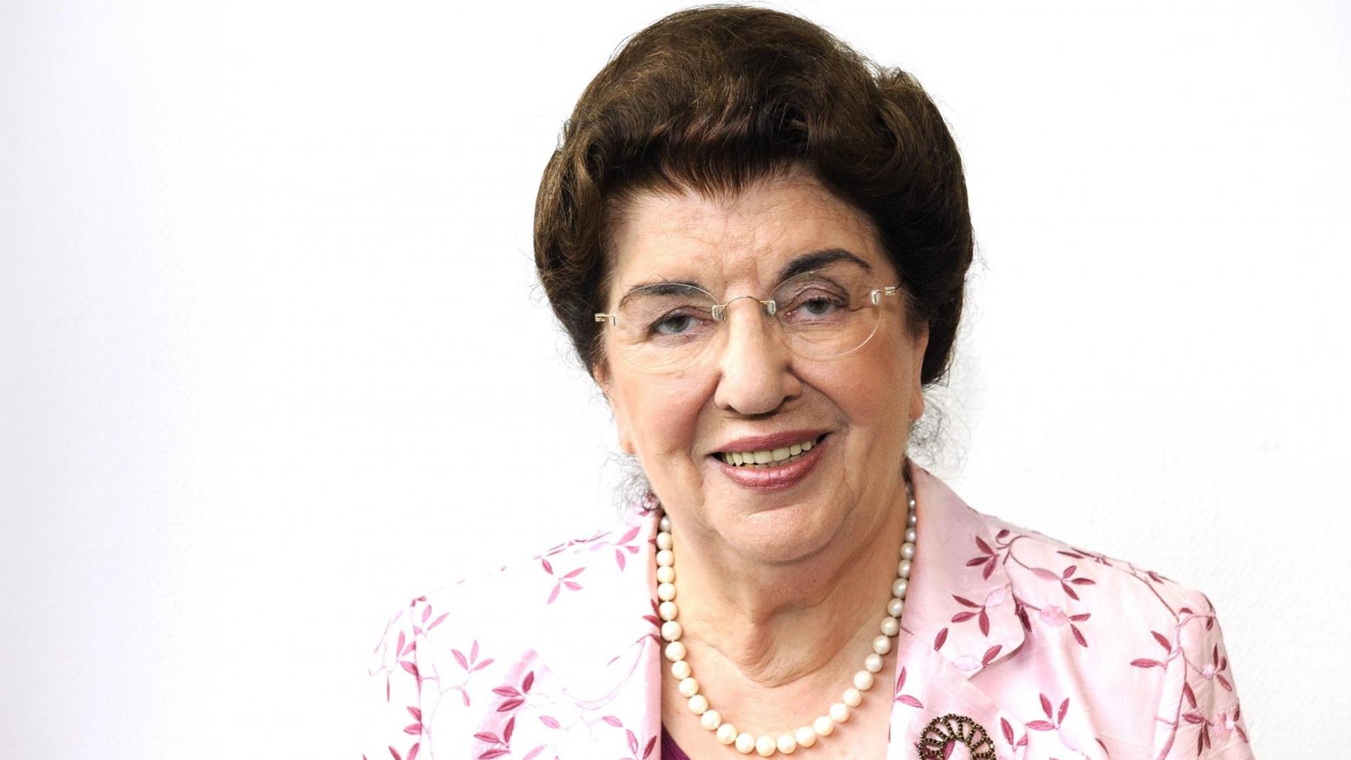 Die Juristin Lore Maria Peschel-Gutzeit trägt eine Perlenkette und ein geblümtes Jackett. Das Foto wurde im jahr 2013 aufgenommen. Die Juristin Lore Maria Peschel-Gutzeit trägt eine Perlenkette und ein geblümtes Jackett. Das Foto wurde im jahr 2013 aufgenommen.