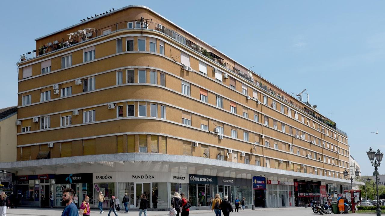 Blick auf ein mehrstöckiges Haus in einer Fußgängerzone Blick auf ein mehrstöckiges Haus in einer Fußgängerzone