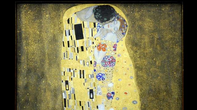 Ausstellungsbesucher vor Gustav Klimts Gemälde "Der Kuss" am 12. Juni 2012 in Wien