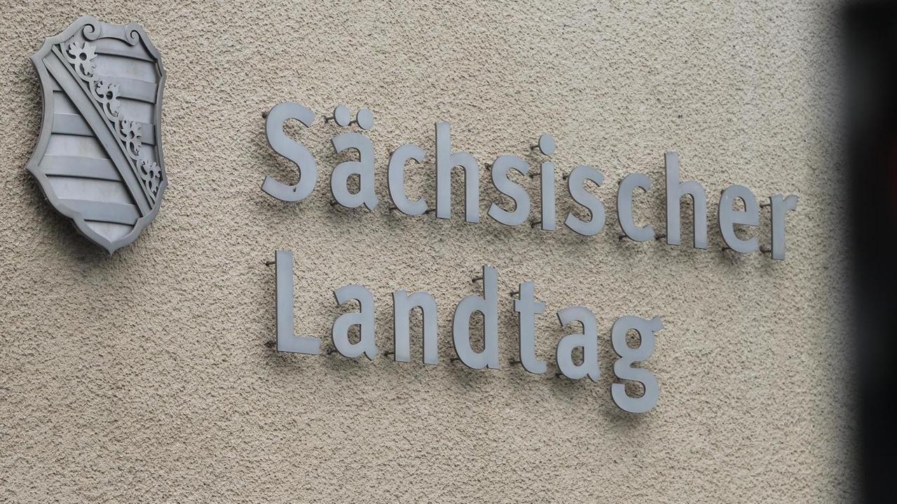 Der Schriftzug "Sächsischer Landtag" am Landtagsgebäude des Freistaates Sachsen Der Schriftzug "Sächsischer Landtag" am Landtagsgebäude des Freistaates Sachsen