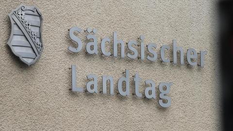 Der Schriftzug "Sächsischer Landtag" am Landtagsgebäude des Freistaates Sachsen