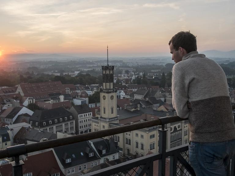 Morgens in Zittau: Türmer Felix Weickelt schaut aus 60 Meter Höhe über die Stadt.