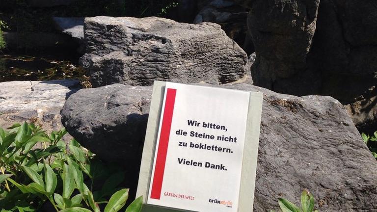 Ein Hinweisschild auf der Internationalen Gartenausstellung (IGA) in Berlin-Marzahn-Hellersdorf Ein Hinweisschild auf der Internationalen Gartenausstellung (IGA) in Berlin-Marzahn-Hellersdorf