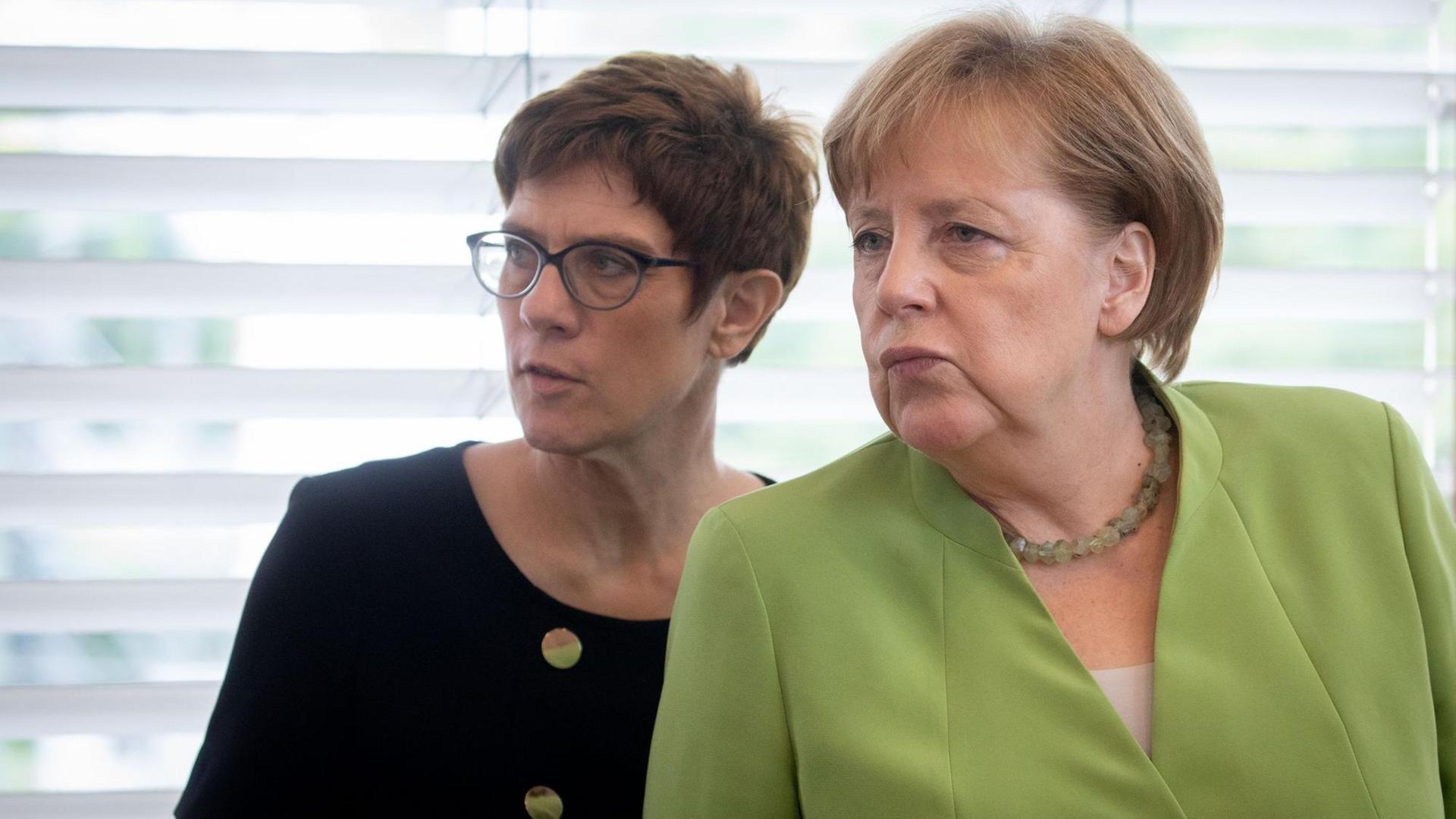 Bundeskanzlerin Angela Merkel (r, CDU) und Annegret Kramp-Karrenbauer, CDU-Generalsekretärin, nehmen an der Sitzung des CDU-Vorstands im Konrad-Adenauer-Haus teil. Foto: Kay Nietfeld/dpa | Verwendung weltweit Bundeskanzlerin Angela Merkel (r, CDU) und Annegret Kramp-Karrenbauer, CDU-Generalsekretärin, nehmen an der Sitzung des CDU-Vorstands im Konrad-Adenauer-Haus teil. Foto: Kay Nietfeld/dpa | Verwendung weltweit