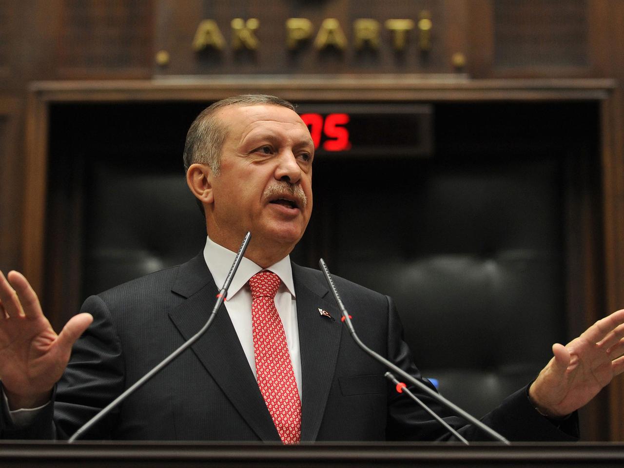 Der türkische Ministerpräsident Recep Tayyip Erdogan steht am Rednerpult im Parlament in Ankara. Der türkische Ministerpräsident Recep Tayyip Erdogan steht am Rednerpult im Parlament in Ankara.
