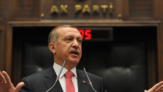 Der türkische Ministerpräsident Recep Tayyip Erdogan steht am Rednerpult im Parlament in Ankara.