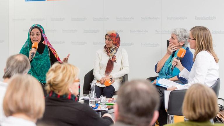Die irakischen Dichterinnen Amal Nusairi (Mitte) und Samarkand al-Djabiri (l.) auf dem Podium am Stand von Deutschlandradio Kultur auf der Leipziger Buchmesse 2015 Die irakischen Dichterinnen Amal Nusairi (Mitte) und Samarkand al-Djabiri (l.) auf dem Podium am Stand von Deutschlandradio Kultur auf der Leipziger Buchmesse 2015