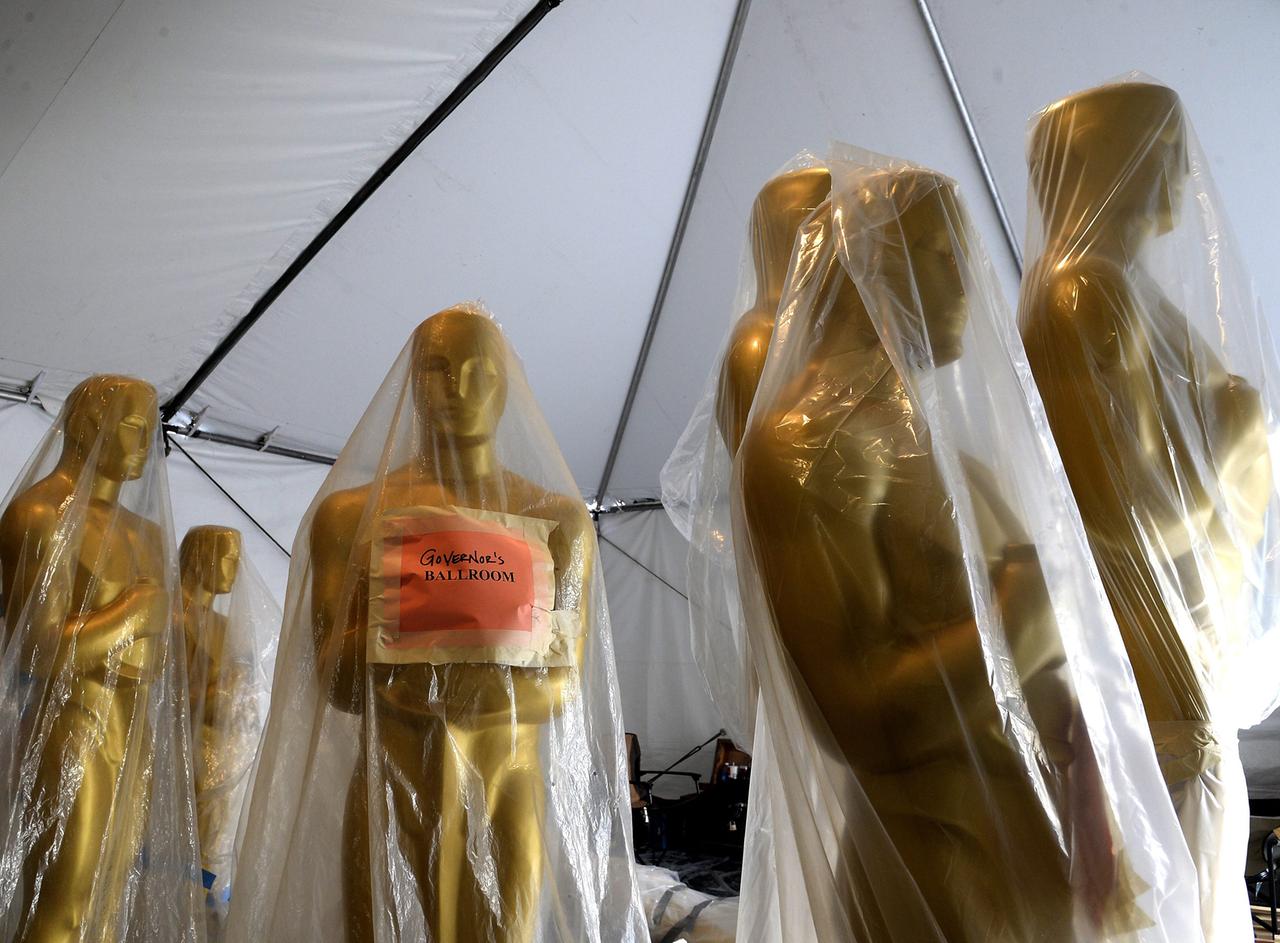 Oscar-Statuen in Folie verpackt für den "Governor's Ballroom" auf den 86. Academy Awards in Hollywood am 27. Februar 2014.