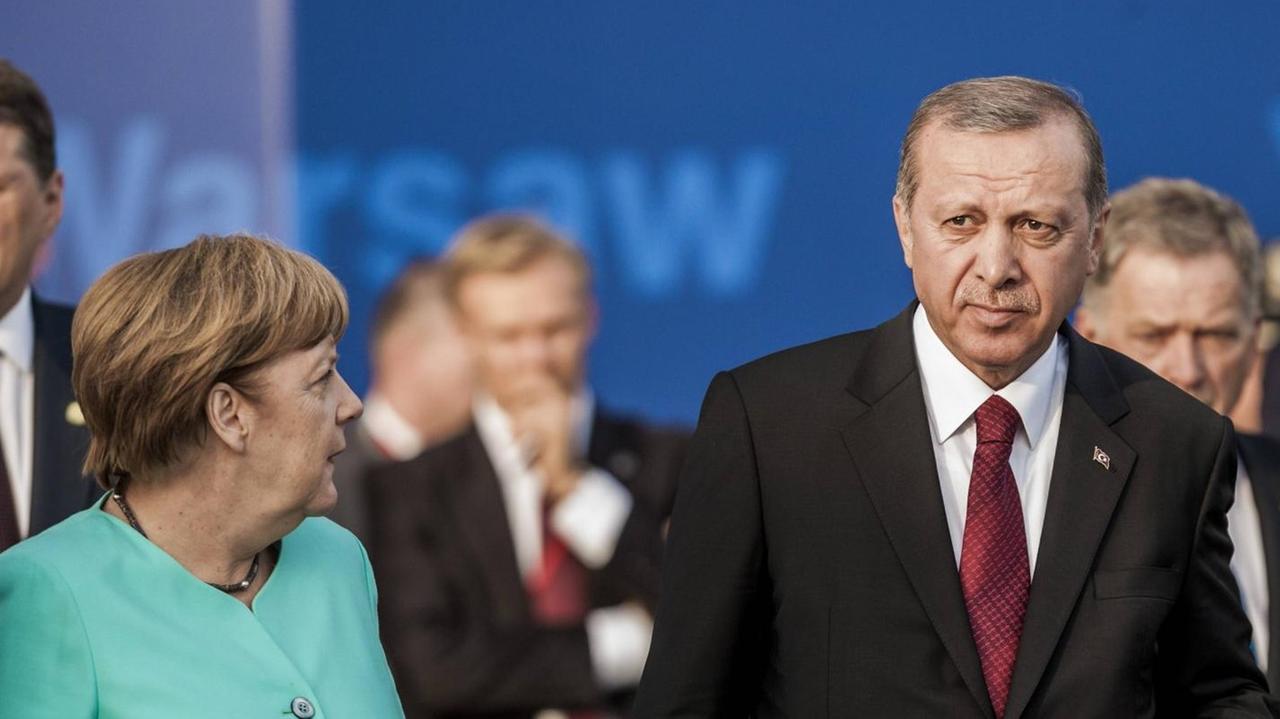 Bundeskanzlerin Angela Merkel beim Nato-Gipfel in Warschau mit dem türkischen Staatspräsidenten Recep Tayyip Erdogan Bundeskanzlerin Angela Merkel beim Nato-Gipfel in Warschau mit dem türkischen Staatspräsidenten Recep Tayyip Erdogan