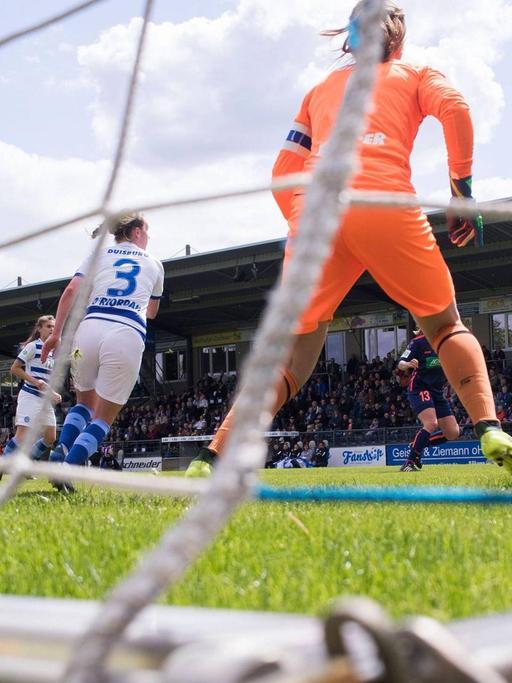 Frauen-Fußball-Bundesliga: Turbine Potsdam spielt gegen den MSV Duisburg - Blick aus der Froschperspektive vom Tor aufs Spielfeld mit den Spielerinnen.
