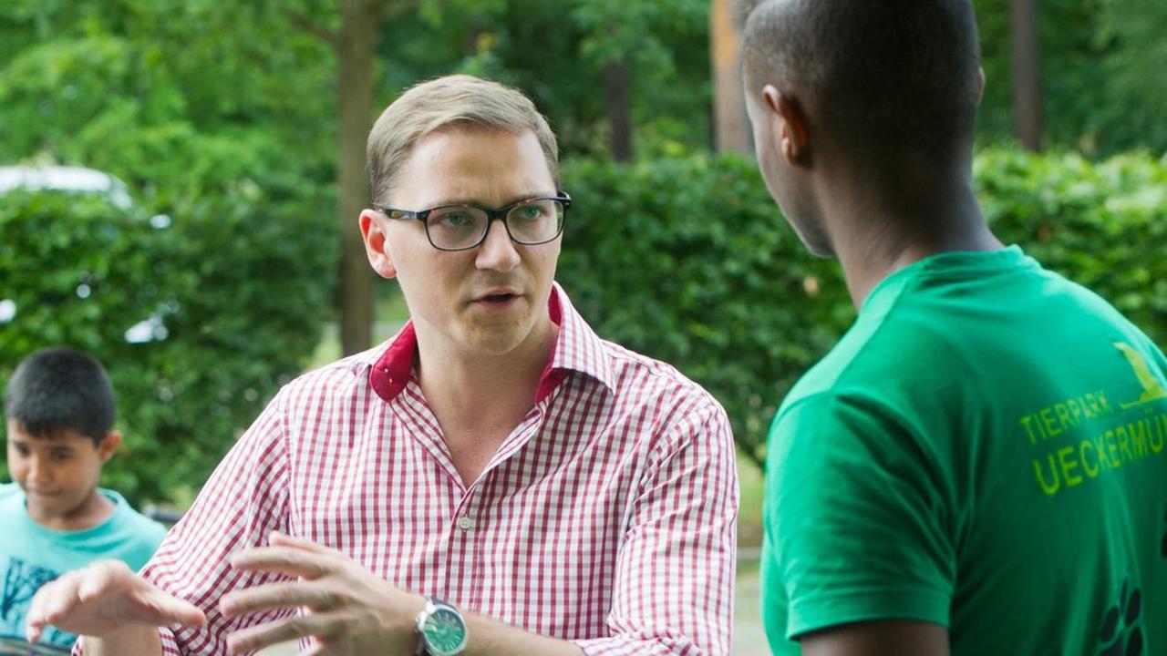 Der Landtagsabgeordneter Patrick Dahlemann (SPD) besucht am 23.07.2015 die Gemeinschaftsunterkunft für Asylbewerber im Ortsteil Drögeheide von Torgelow (Mecklenburg-Vorpommern). In der Gemeinschaftsunterkunft sind nach Angaben der Kreisverwaltung des Landkreis Vorpommern-Greifswald derzeit knapp 160 Menschen untergebracht. Insgesamt leben in Torgelow rund 260 Flüchtlinge. In Mecklenburg-Vorpommern steigt die Zahl der Asylbewerber weiter an. Nach Angaben des Schweriner Innenministeriums stellten im ersten Halbjahr 2015 im Nordosten 4370 Menschen Asylanträge. Der Landtagsabgeordneter Patrick Dahlemann (SPD) besucht am 23.07.2015 die Gemeinschaftsunterkunft für Asylbewerber im Ortsteil Drögeheide von Torgelow (Mecklenburg-Vorpommern). In der Gemeinschaftsunterkunft sind nach Angaben der Kreisverwaltung des Landkreis Vorpommern-Greifswald derzeit knapp 160 Menschen untergebracht. Insgesamt leben in Torgelow rund 260 Flüchtlinge. In Mecklenburg-Vorpommern steigt die Zahl der Asylbewerber weiter an. Nach Angaben des Schweriner Innenministeriums stellten im ersten Halbjahr 2015 im Nordosten 4370 Menschen Asylanträge.