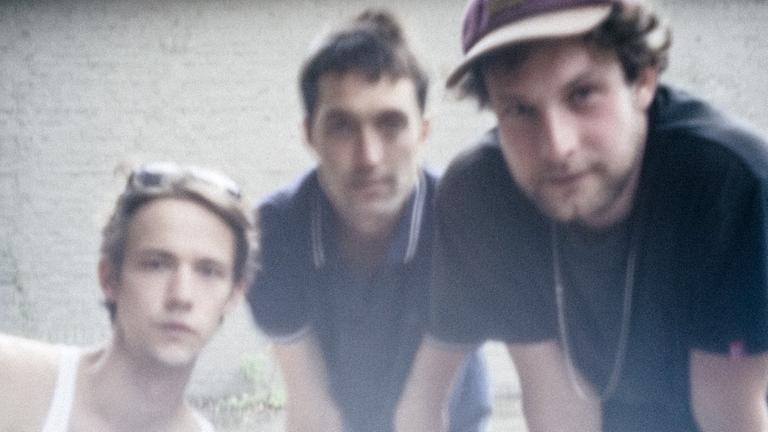 Promofoto von AnnenMayKantereit. Die Mitglieder der Band blicken leicht verschwommen in die Kamera. Promofoto von AnnenMayKantereit. Die Mitglieder der Band blicken leicht verschwommen in die Kamera.