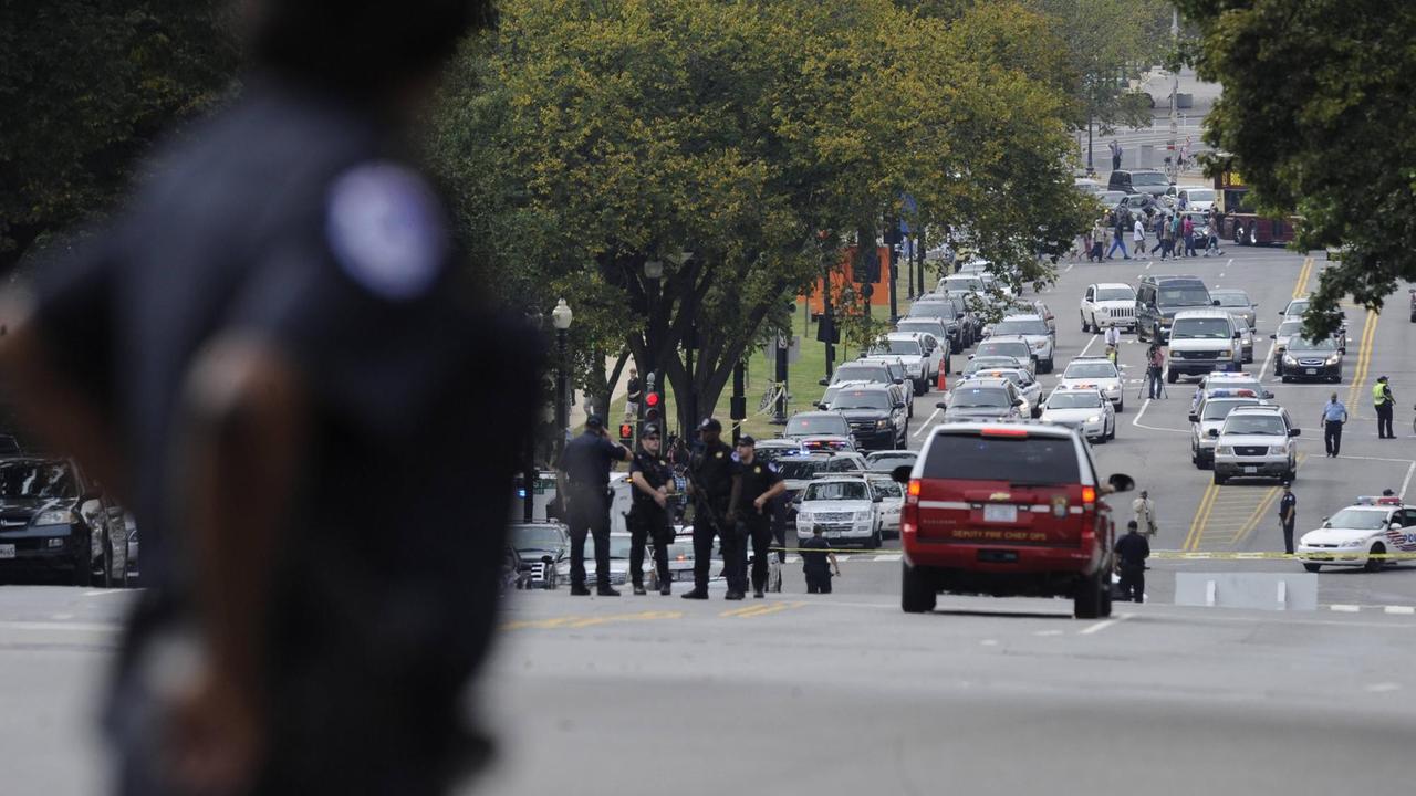 Trubel bei einem Polizeieinsatz auf einer Straße in Washington D.C. Trubel bei einem Polizeieinsatz auf einer Straße in Washington D.C.