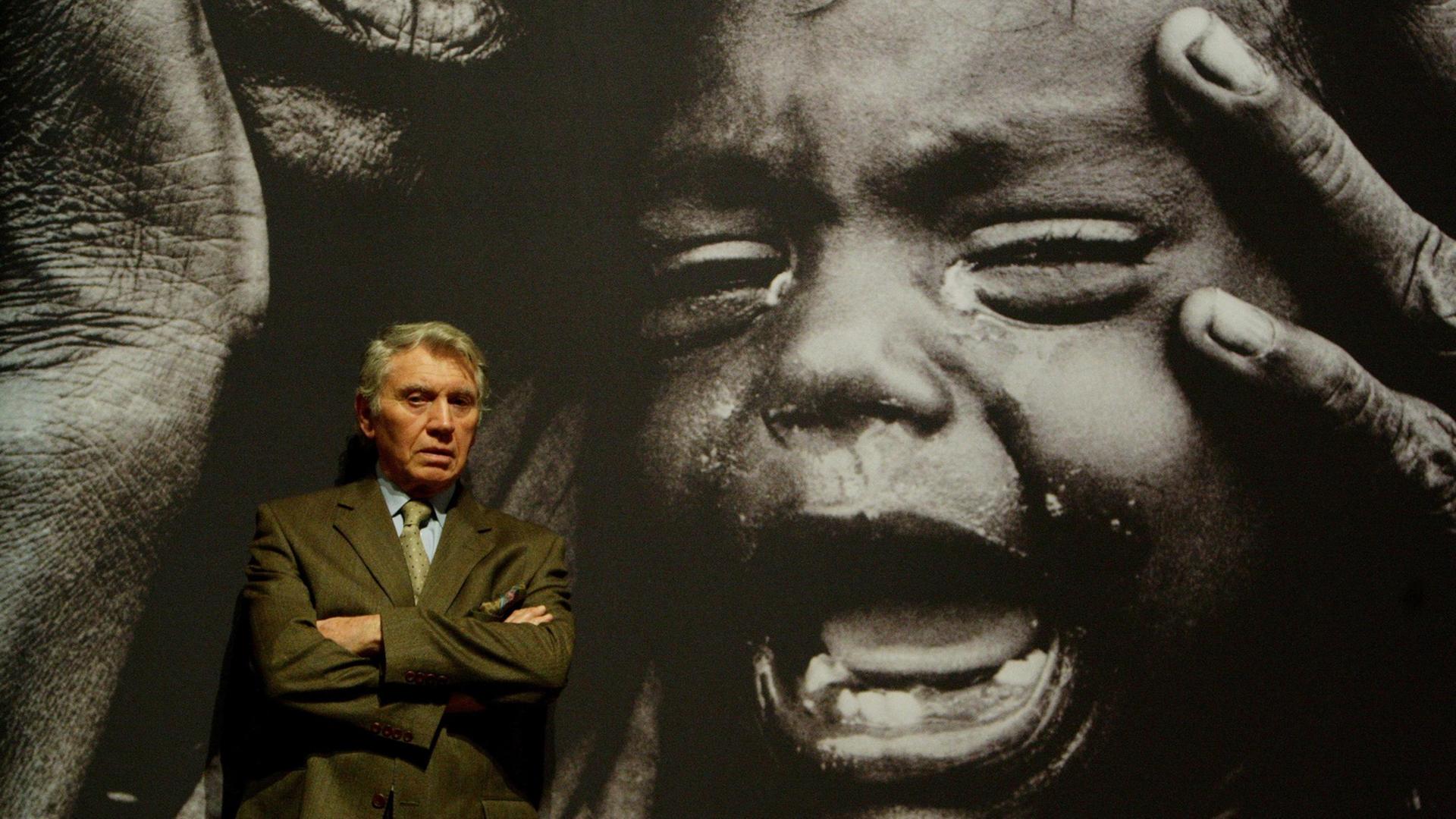 Der britische Fotograf Don McCullin vor einem seiner Werke. Der britische Fotograf Don McCullin vor einem seiner Werke.