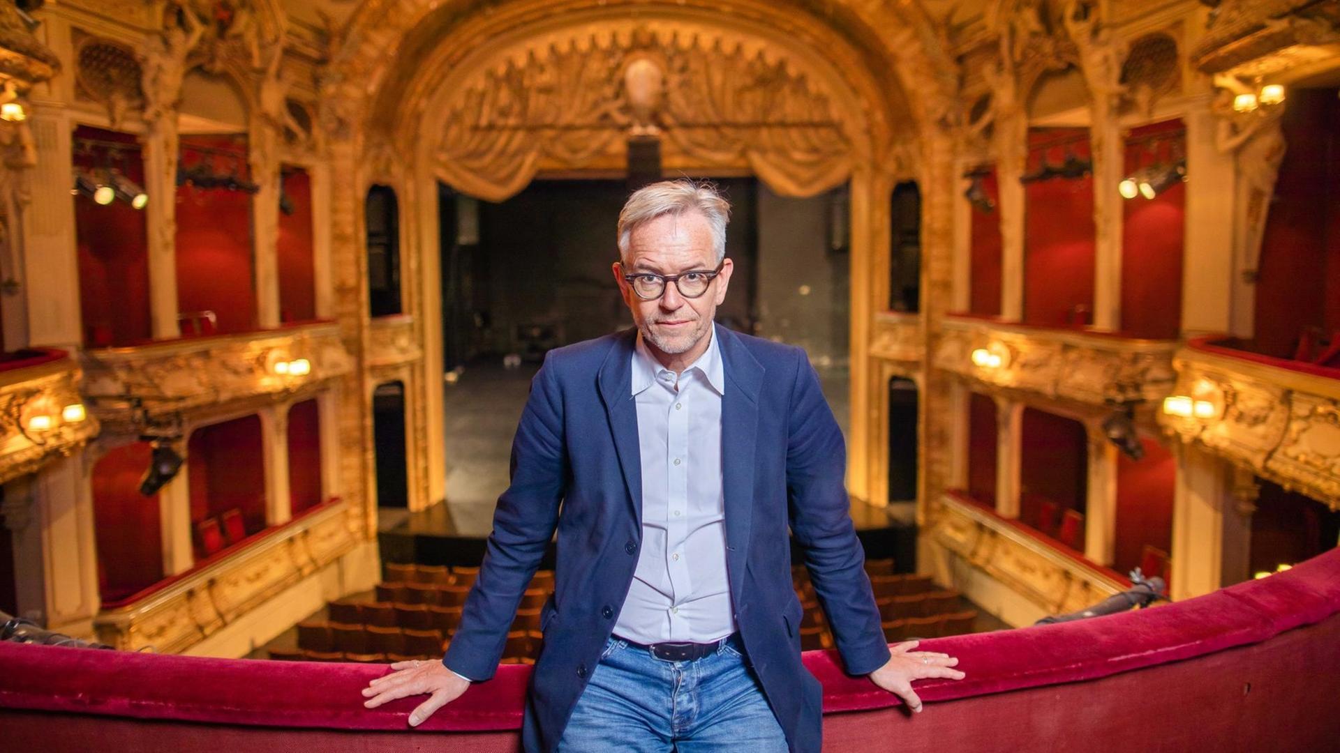 Porträt von Oliver Reese im Großen Haus des Berliner Ensemble. Porträt von Oliver Reese im Großen Haus des Berliner Ensemble.