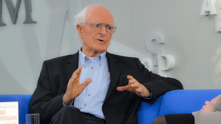 Der Historiker Hans-Ulrich Wehler auf dem "Blauen Sofa" von Deutschlandradio Kultur während der Leipziger Buchmesse 2013. Der Historiker Hans-Ulrich Wehler auf dem "Blauen Sofa" von Deutschlandradio Kultur während der Leipziger Buchmesse 2013.