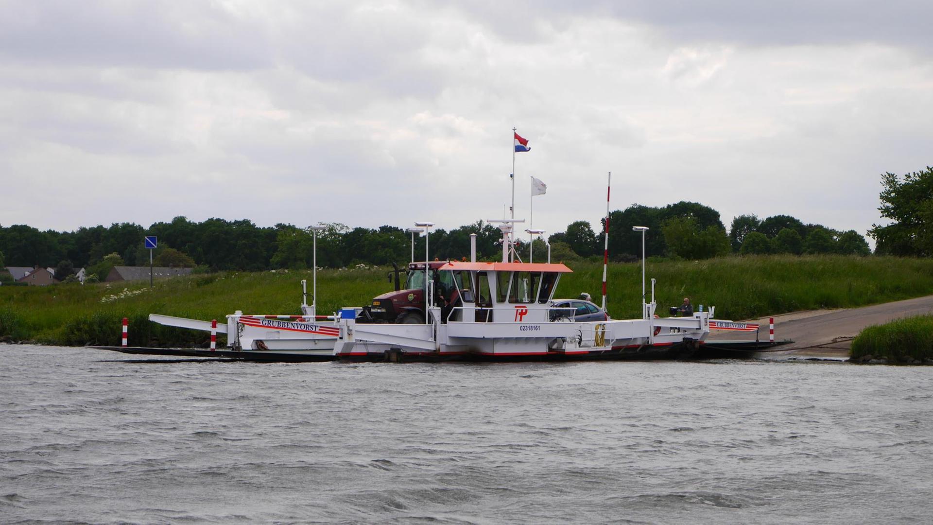 Eine Fähre fährt über die Maas in Holland. Eine Fähre fährt über die Maas in Holland.