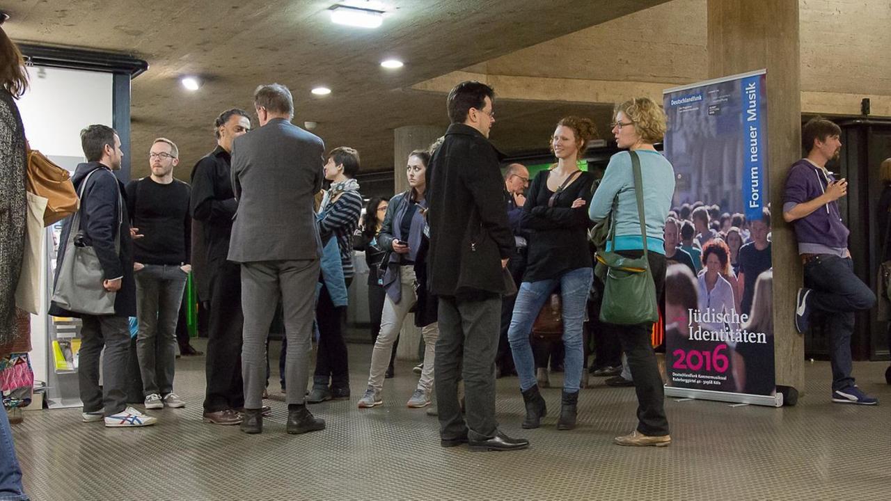 Besucher des Forums in der Musikhochschule Köln. Besucher des Forums in der Musikhochschule Köln.