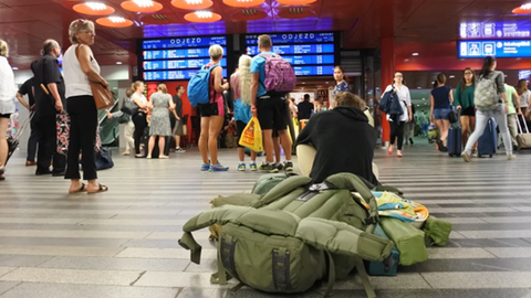 Reisende warten auf den nächsten Zug.