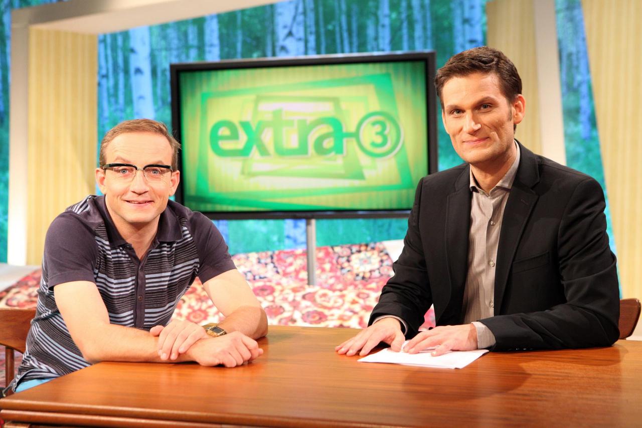 Das Bild zeigt das Logo der NDR-Sendung extra3 auf einem Fernsehbildschirm.