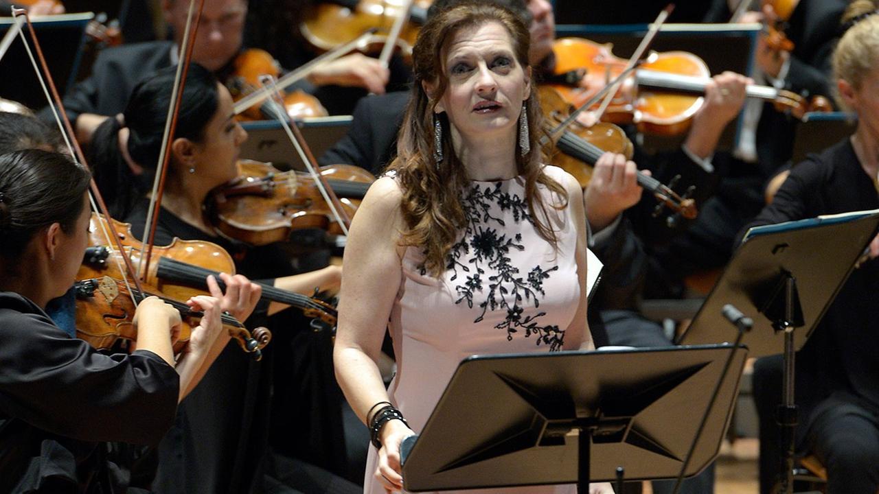 Die Sopranistin Patrizia Ciofi in der Titelpartie der konzertant aufgeführten Oper "Dinorah" von Giacomo Meyerbeer an der Deutschen Oper Berlin. Die Sopranistin Patrizia Ciofi in der Titelpartie der konzertant aufgeführten Oper "Dinorah" von Giacomo Meyerbeer an der Deutschen Oper Berlin.