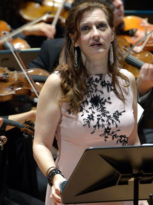 Die Sopranistin Patrizia Ciofi in der Titelpartie der konzertant aufgeführten Oper "Dinorah" von Giacomo Meyerbeer an der Deutschen Oper Berlin.