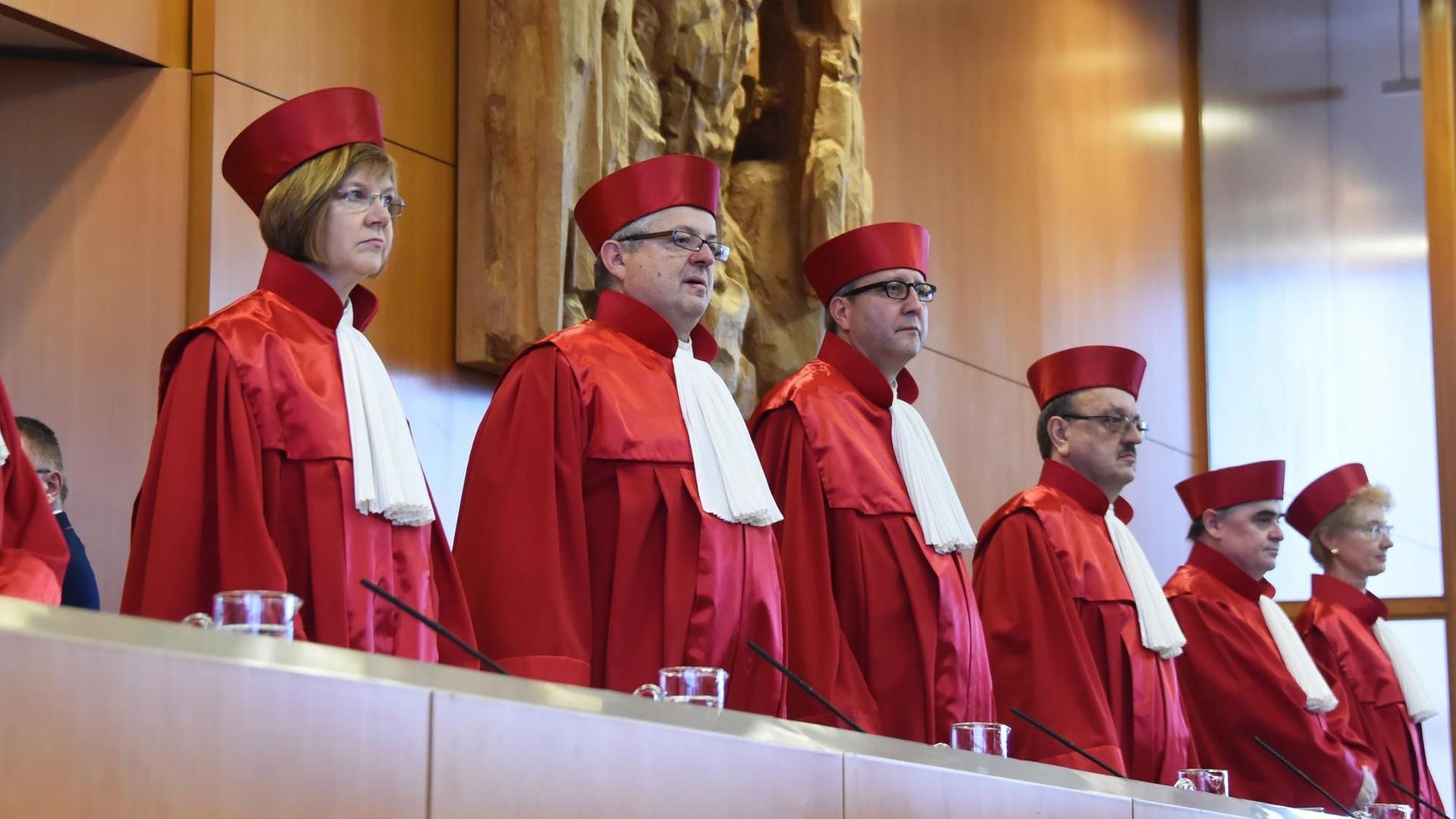 Der Zweite Senat beim Bundesverfassungsgericht in Karlsruhe (Baden-Württemberg), v.l. Monika Hermanns, Peter Huber, Andreas Voßkuhle, (Vorsitzender des Senats und Präsident des Gerichts), Herbert Landau, Peter Müller und Doris König Der Zweite Senat beim Bundesverfassungsgericht in Karlsruhe (Baden-Württemberg), v.l. Monika Hermanns, Peter Huber, Andreas Voßkuhle, (Vorsitzender des Senats und Präsident des Gerichts), Herbert Landau, Peter Müller und Doris König