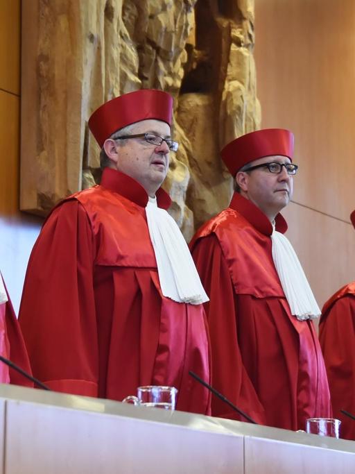 Der Zweite Senat beim Bundesverfassungsgericht in Karlsruhe (Baden-Württemberg), v.l. Monika Hermanns, Peter Huber, Andreas Voßkuhle, (Vorsitzender des Senats und Präsident des Gerichts), Herbert Landau, Peter Müller und Doris König