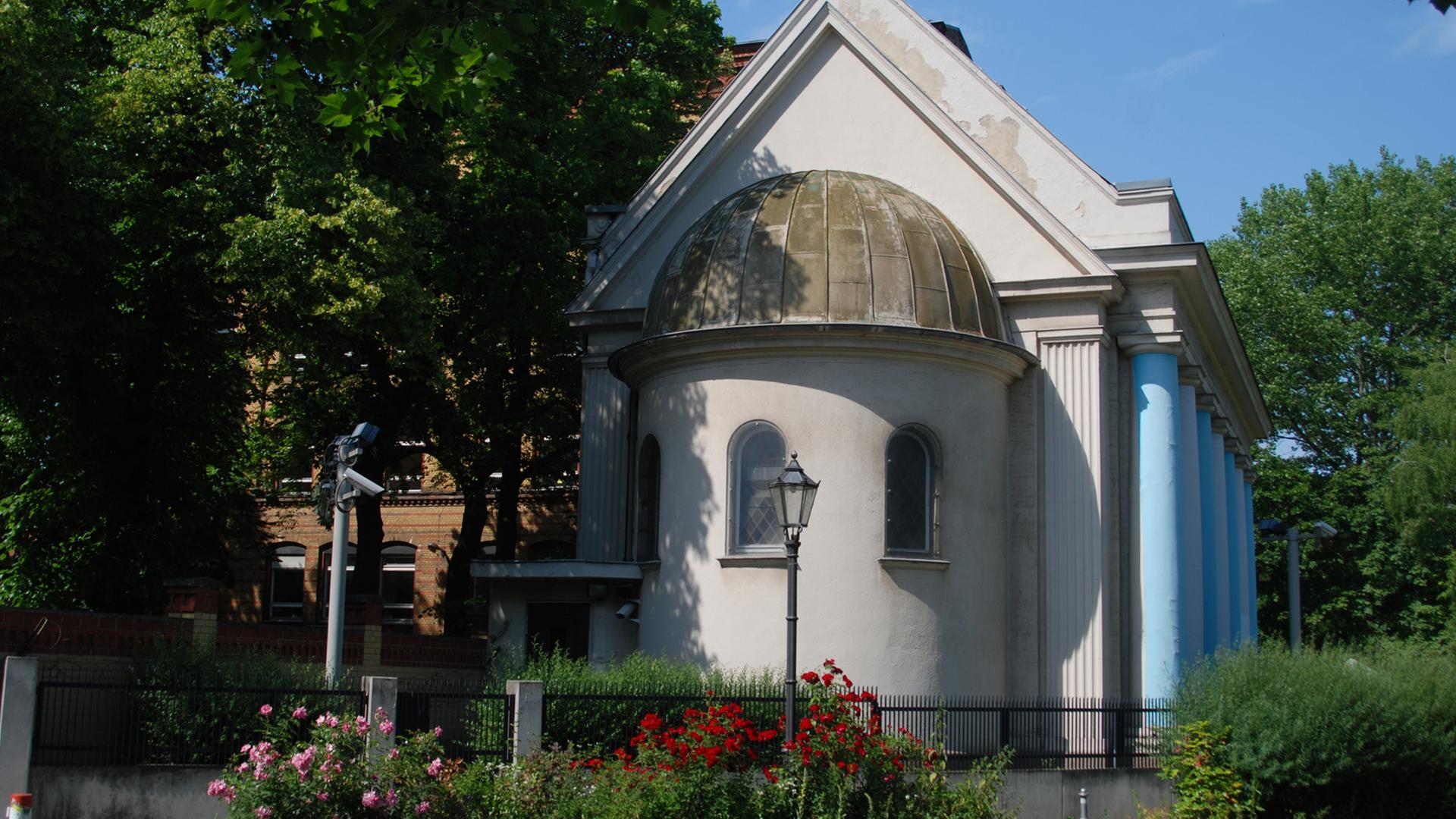 Die Synagoge Fraenkelufer in Berlin-Kreuzberg: Der Baumeister der jüdischen Gemeinde Alexander Beer (1873-1944) errichtete die Synagoge in den Jahren 1913 bis 1916 im neoklassizistischem Stil. Die Synagoge Fraenkelufer in Berlin-Kreuzberg: Der Baumeister der jüdischen Gemeinde Alexander Beer (1873-1944) errichtete die Synagoge in den Jahren 1913 bis 1916 im neoklassizistischem Stil.